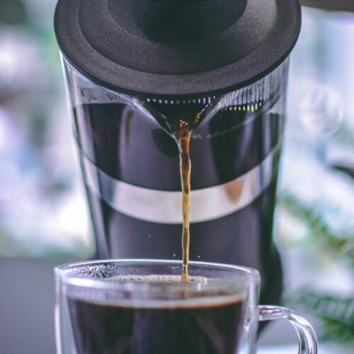 GROSCHE-Zurich-black-french-press-pouring-coffee-into-a-cup