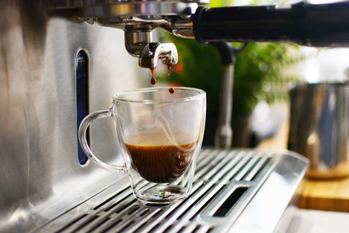 GROSCHE-Turin-double-walled-espresso-cups-drops-of-espresso-coffee-pouring-in-machine-700